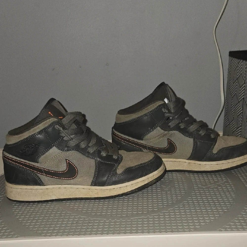 Jordan Black and Gray Sneakers - Picture 2 of 7